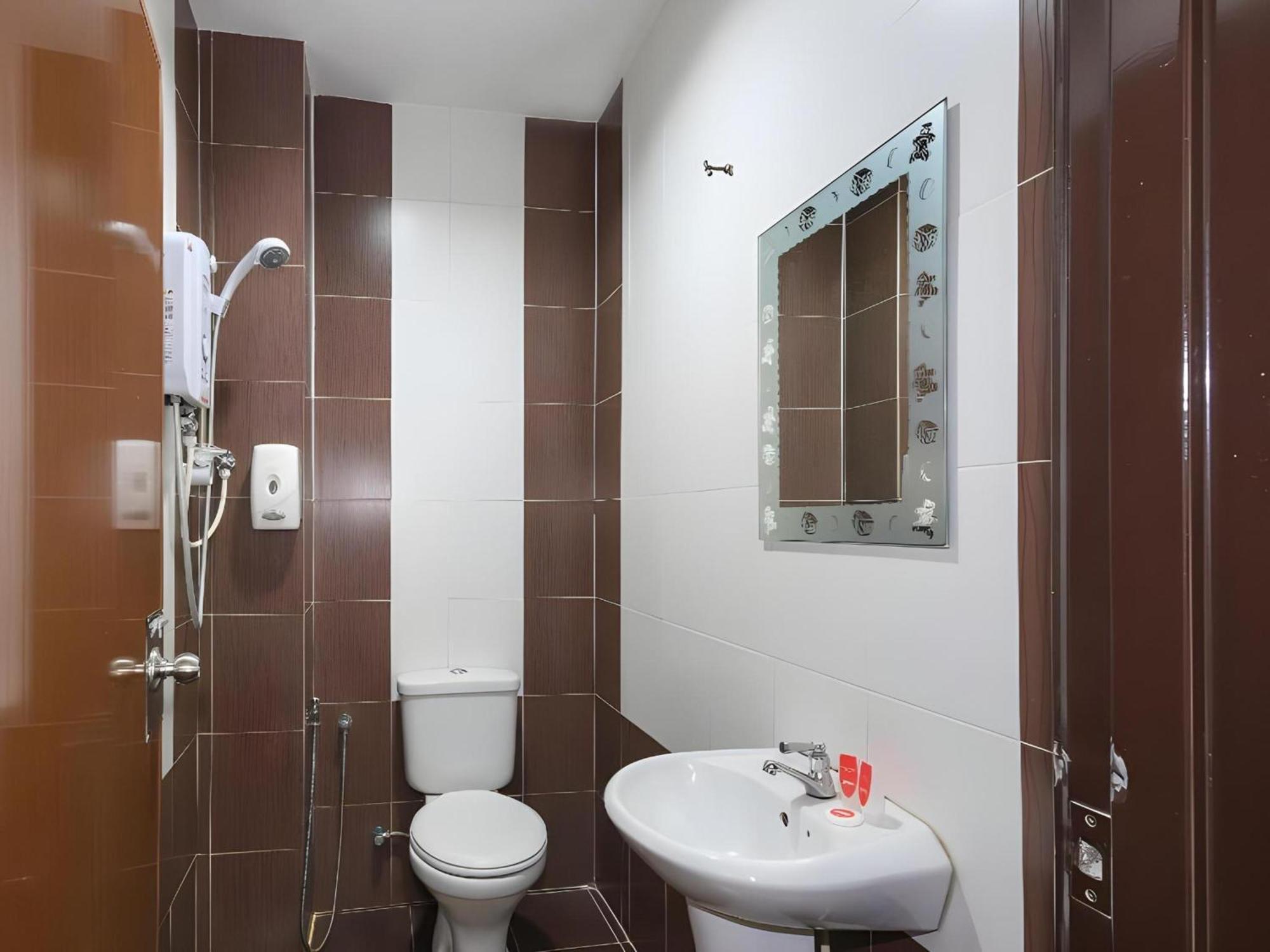 Capital O 812 Hotel Smc Seksyen 13 シャー・アラム エクステリア 写真
